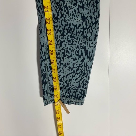 Athleta Salutation Stash Pocket II 7/8 Printed Grey Black Tight Leggings Size XL - Picture 10 of 13
